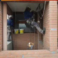 Técnicos en rappel inspeccionando fachada